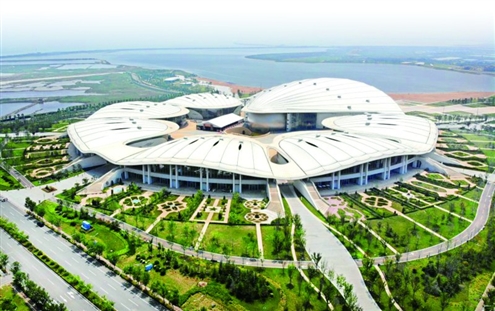 大会举办地青岛胶州的上合示范区,是我国推动与上合组织和共建“一带一路”国家地方经贸合作的关键战略平台,图为会场上合之珠 (资料图)